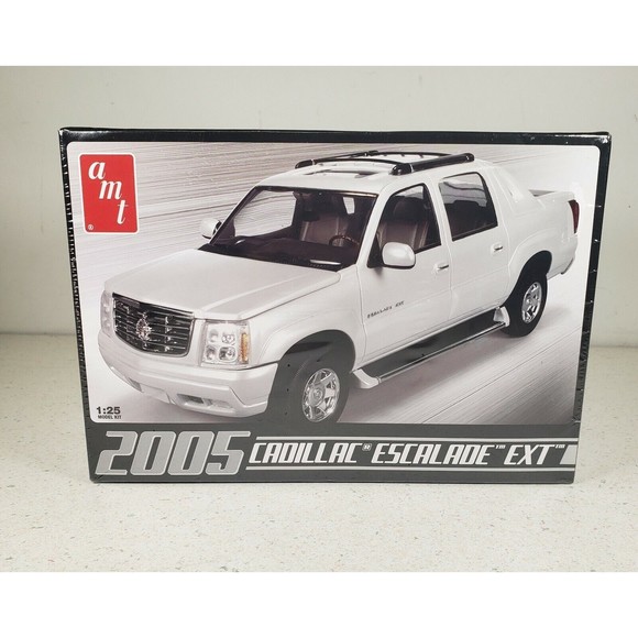 AMT 2005 Cadillac Escalade EXT Pickup Truck 1:25 Scale Model Kit #680 New Seal - Picture 1 of 8